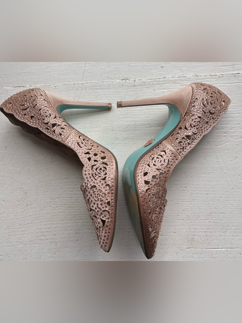 Betsey Johnson Elsa Laser-cut Pointed Toe Rose Gold Heels Size 8 - Picture 2 of 6